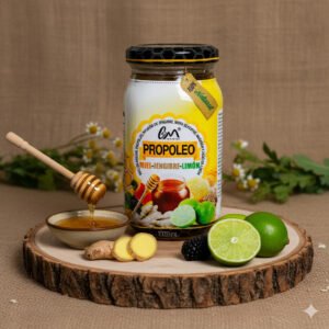 Tarro de propóleo con miel, jengibre y limón, ingredientes naturales para fortalecer el sistema inmu.